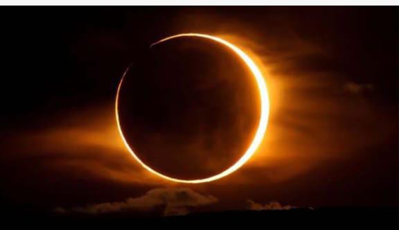 आज लगेगा साल 2026 का पहला सूर्यग्रहण इन राशियों की चमकेगी किस्मत
