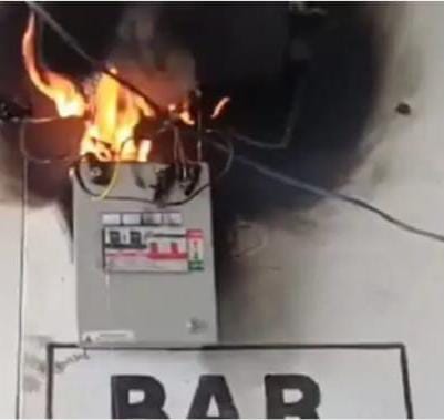 सरकारी दफ्तर में धू-धू कर जला स्मार्ट मीटर, कर्मचारियों की तत्परता से टला बड़ा हादसा