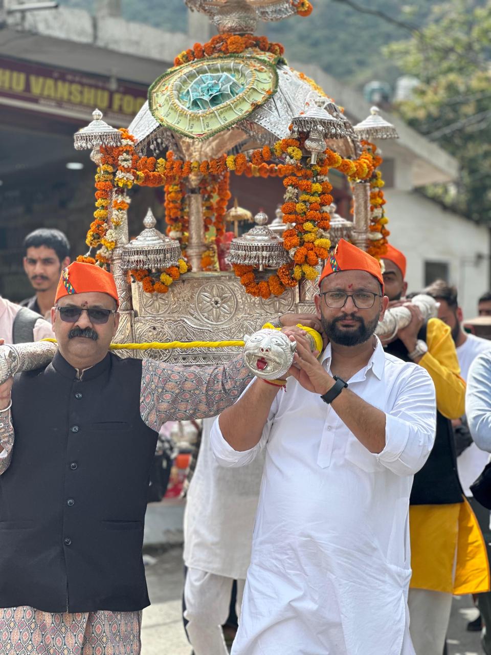 सुन्नी से कुनिहार पहुँचा दानों देव का दिव्य रथ, गूंजे जयकारे,नवरात्रों में उमड़ा आस्था का सैलाब! 