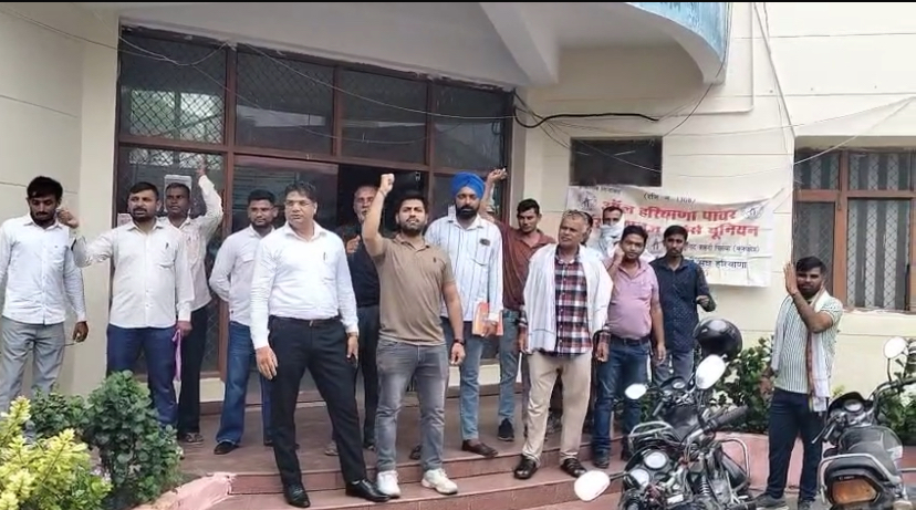आठवें केन्द्रीय वेतन आयोग के गठन को लेकर पिहोवा उपमंडल कार्यालय में विरोध गेट मीटिंग एवं प्रदर्शन 1
