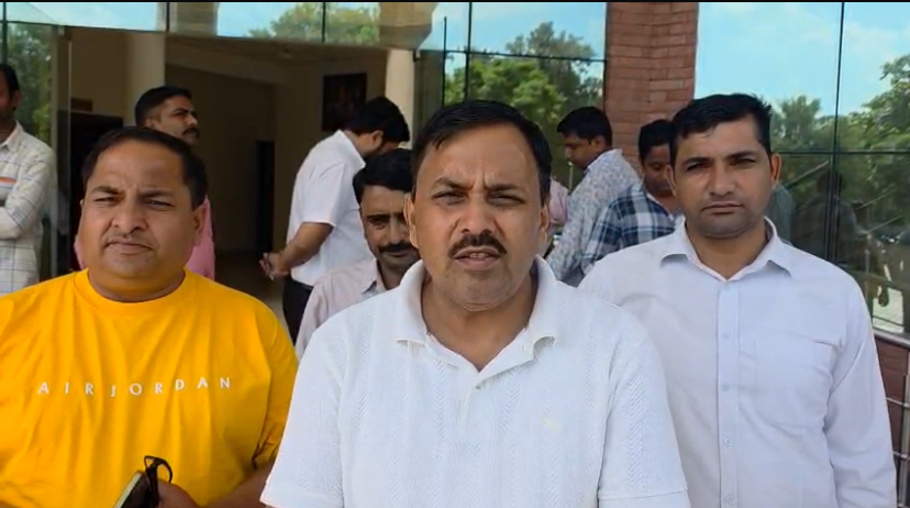 पिहोवा बिजली विभाग के एसडीओ द्वारा ग्रामीण स्तर पर बनाए गए शिकायत केंद्र को तोड़कर क्लस्टर स्तर पर मर्ज किए जाने से कर्मचारियों में गहरा रोष 3