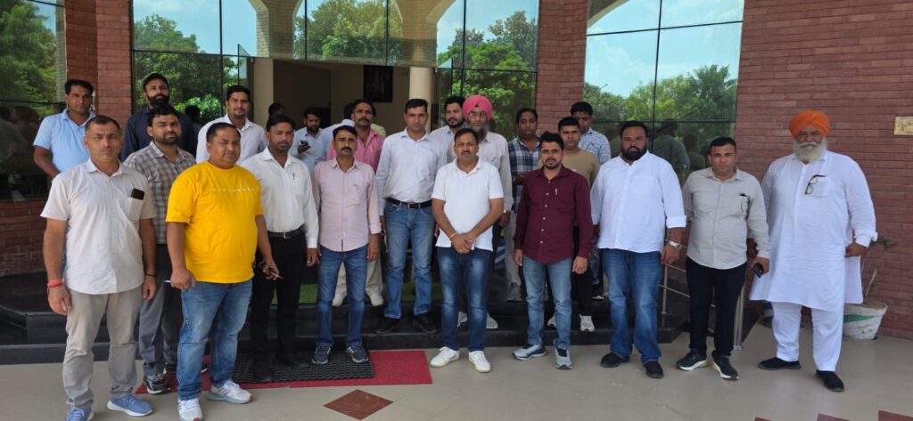 पिहोवा बिजली विभाग के एसडीओ द्वारा ग्रामीण स्तर पर बनाए गए शिकायत केंद्र को तोड़कर क्लस्टर स्तर पर मर्ज किए जाने से कर्मचारियों में गहरा रोष 1